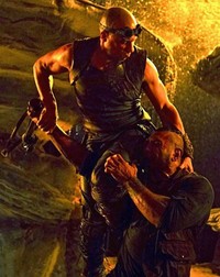 Salah satu adegan pertarungan antara Riddick dengan bounty hunter. Jan Thijs/Universal Pictures.