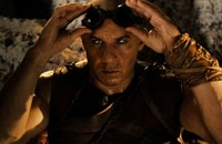 Berbekal kekuatan super dan penglihatannya yang tajam dikegelapan, Riddick mampu mengalahkan para musuh-musuhnya. Jan Thijs/Universal Pictures.