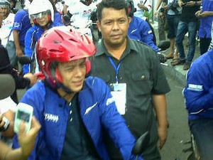 Ariel Pimpin NOAH Keliling Bandung Pakai Yamaha
