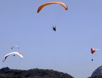 Para penerjun payung memeriahkan puncak Sail Komodo 2013. Abror Rizki/Setpres.