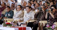 Presiden SBY melihat parade kapal perang menggunakan teropong. Sementara Ibu Ani terlihat mengabadikan parade tersebut. Abror Rizki/Setpres.