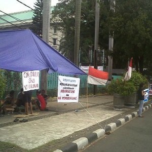 Demo Naik Gaji Berlanjut, Karyawan Damri Tutup Gerbang Kantor Dahlan dengan Bus