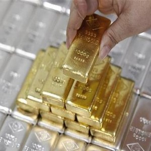 Harga Minyak dan Emas Jatuh Bareng-bareng