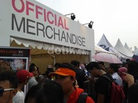 Ini dia suasana antrian di depan gerai khusus penjualan merchandise resmi dari SNSD. Ron/detikhot.