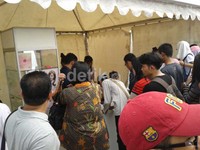SONE berburu merchandise resmi yang dijual antara lain seperti, Fanlight, slogan towel, photo card, L-holder, fan/kipas, dan cold cup yang dijual dengan harga mulai dari Rp 85 ribu sampai Rp 285 ribu. Ron/detikhot.     