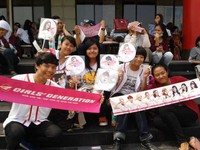     Para SONE Indonesia ini memamerkan merchandise dari idola meraka. Ron/detikhot.     