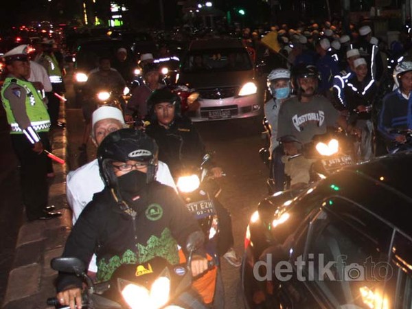Pelayat Habib Munzir Kian Banyak, Lalu Lintas di Pancoran Macet