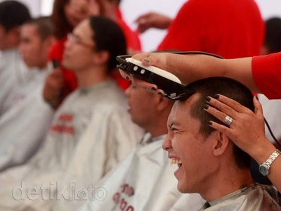 Cukur Massal untuk Penderita Kanker