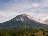  Petugas Pos Pemantau Gunungapi Sinabung Armen Putra menyatakan, berdasarkan pemantauan saat ini, tingginya hanya sekitar 50 meter. Asap bercampur debu itu dibawa angin ke arah timur.