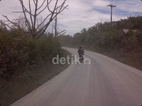  Asap bercampur debu ini, mengarah ke timur