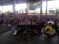  Lebih dari 1500 jiwa mengungsi, mereka tersebar di empat lokasi penampungan.