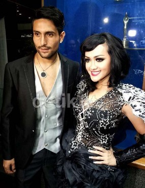 Julia Perez Merasa Ajaib Gaston Selamat dari Kebakaran Mobil