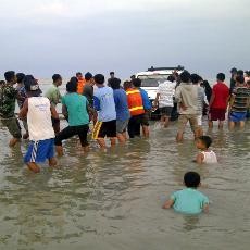 Mobil Wisatawan Terjebak Air Pasang di Pantai Tuban