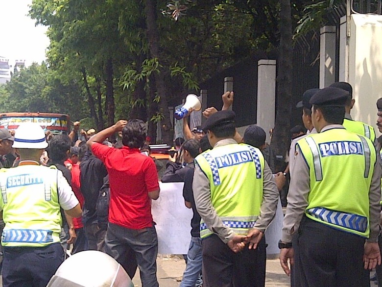 Kasus Tali Pusar, Belasan Orang Gelar Demo di Depan Kedubes Singapura Kasus Tali Pusar, Belasan Orang Gelar Demo di Depan Kedubes Singapura