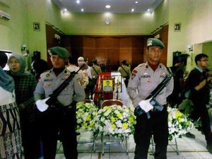Siapa di Balik Teror Penembakan Polisi?