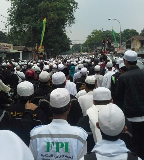 Habib Munzir Menuju Peristirahatan Terakhir dalam Suasana Hening Habib Munzir Menuju Peristirahatan Terakhir dalam Suasana Hening