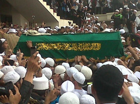 Ribuan Jemaah Masih Setia Berdoa di Depan Makam Habib Munzir Ribuan Jemaah Masih Setia Berdoa di Depan Makam Habib Munzir