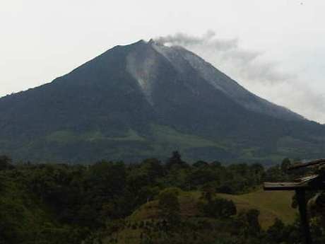 Gunung Sinabung Masih Embuskan Abu Vulkanik