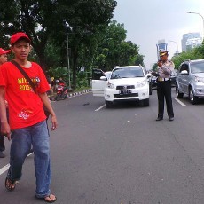 Demo UMP Rp 3,7 Juta, Ratusan Buruh Padati Kawasan Medan Merdeka Selatan-Timur