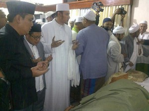 Cak Imin dan Menteri PDT Melayat ke Rumah Duka Habib Munzir
