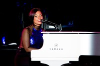Sambil bermain piano, Alicia Keys membuka set-nya dengan single 'No One'. Buda Mendes/Getty Images.