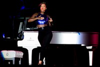 Beranjak dari piano, penyanyi berumur 32 tahun itu mengajak para penonton untuk bernyanyi bersama lewat single hits-nya 'Girl On Fire'. Buda Mendes/Getty Images.