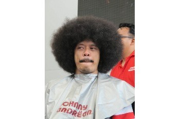 Ekspresi Eddy Brokoli Babat Habis Rambut Kribo Demi Dukung Pasien Kanker