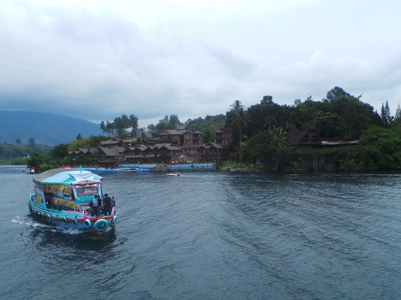 Asyiknya Naik Feri Menyeberangi Danau Toba