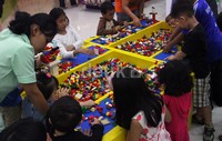Mereka asyik bermain lego. Gus Mun/detikFoto.