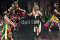 Roy Suryo memerankan Prabu Kresna, sementara Menteri Pariwisata dan Ekonomi Kreatif, Mari Elka Pangestu berperan sebagai Nyi Demang. Gus Mun/detikFoto.