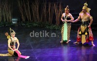 Dalam pementasan ini, diceritakan kisah Arjuna yang berjuang untuk mendapatkan hati Srikandi melalui sayembara yang diadakan oleh kerajaan Pancala. Untuk memenangkan sayembara, Arjuna pun dibantu oleh keluarga besar Pandowo juga Dewi Drupadi. Gus Mun/detikFoto.