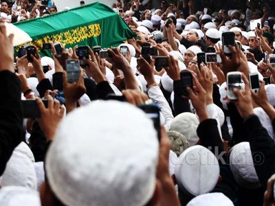 Ramai-ramai Mendokumentasikan Kepergian Habib Munzir