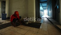 Pekerja memasang keramik.