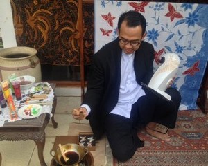 Kreatif, Iwet Ramadhan Membatik di Atas Mesin Kopi