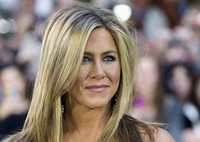 Jennifer Aniston tersenyum saat tiba di lokasi acara. REUTERS/Mark Blinch.     