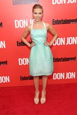 Scarlett Johansson Tampil Feminin