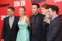 Para cast member seperti Tony Danza, Joseph Gordon-Levitt dan Julianne Moore, bergabung bersama Scarlett Johansson untuk berfoto bersama. Rob Kim/Getty Images/AFP.     