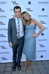 Tak hanya sendiri, Jennifer Aniston juga mengajak kekasihnya, Justin Theroux di acara tersebut. George Pimentel/Getty Images/AFP.