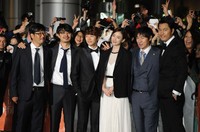 Junho berpose bersama Cho Ui-seok, Kim Byung-seo, Han Hyo-joo, Sol Kyung-gu, dan Woo-sung Jung di red carpet. Jag Gundu/Getty Images/AFP.