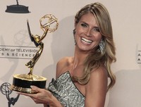 Wajah sumringah Heidi Klum. REUTERS/Jonathan Alcorn.