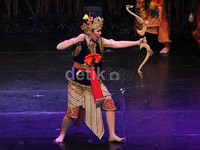 Aksi Tina sebagai wayang orang. Gus Mun/detikHOT.