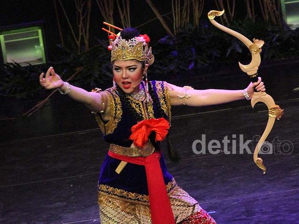 Tina Toon di Panggung Arjuna Galau
