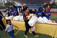 Isi paket sembako itu diantaranya ada mie instan, gula, beras dan minyak goreng.