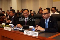 Menteri Keuangan Chatib Basri dan Gubernur BI Agus Martowardojo mengikuti rapat yang digelar di ruangan Badan Anggaran (Banggar) DPR.