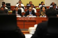 Gubernur BI Agus Martowardojo, Menteri Keuangan Chatib Basri, dan Menteri PPN/Kepala Bappenas Armida Alisjahbana mendengarkan penjelasan anggota Banggar DPR.