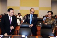 Gubernur BI Agus Martowardojo, Menteri Keuangan Chatib Basri, dan Menteri PPN/Kepala Bappenas Armida Alisjahbana meninggalkan ruangan Badan Anggaran (Banggar) DPR seusai rapat.