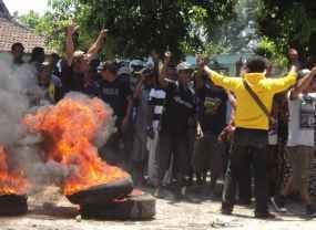 Ratusan Warga Bakar Ban Kecewa Hasil Pilkades