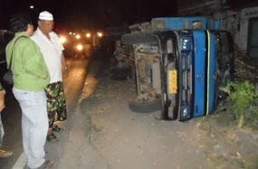 Kepergok Bawa Istri Orang, Sopir Dihajar dan Truk Digulingkan