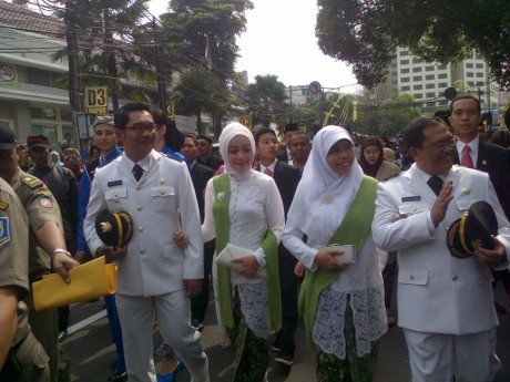 Jalan Kaki dari Hotel ke DPRD, Ridwan Kamil-Oded Disambut Janur Kuning
