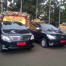Dua Kijang Innova, Mobil Dinas RK-Oded Mejeng di Balai Kota